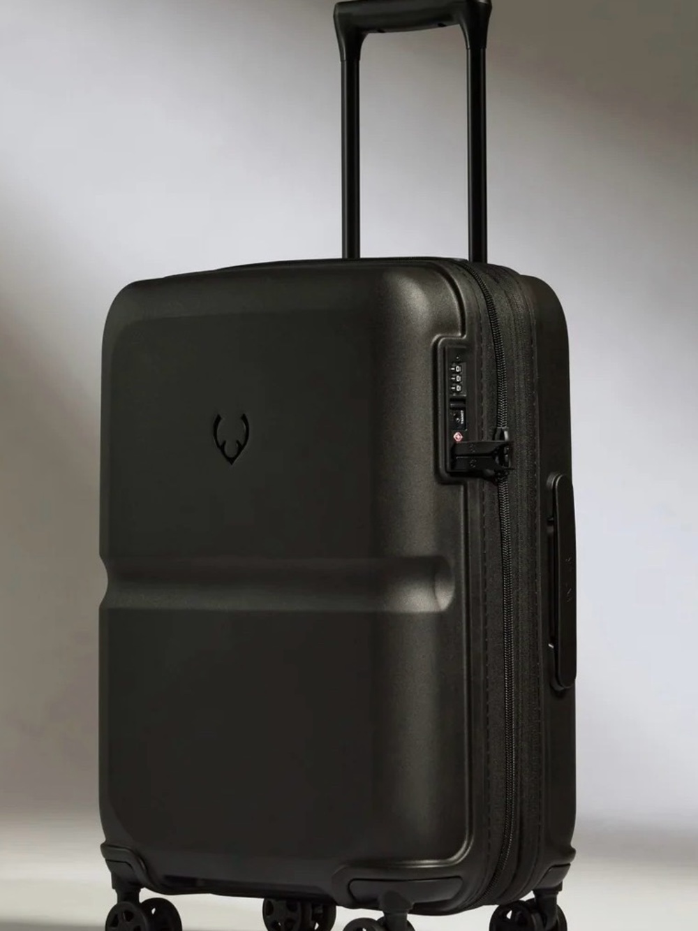 BRAND NEW ANTLER EXPANDABLE HARDSIDE CARRY ON 21 INCH INTERNATIONAL SPINNER BAG